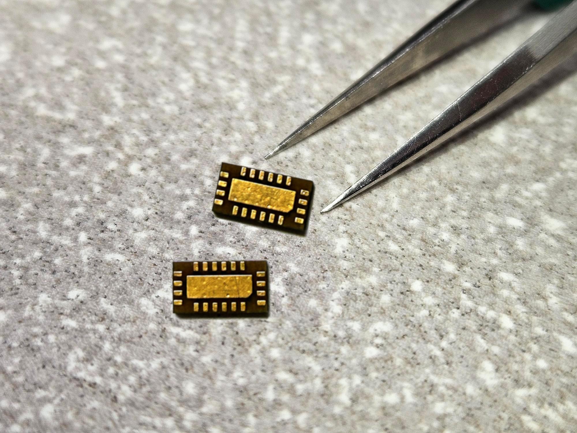 High Q glass filter QFM tweezers.jpg